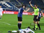 wasit-jerman-tobias-stieler-memberikan-kartu-merah-kepada-gelandang-atalanta-remo-freuler.jpg