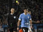 wasit-memberikan-kartu-kuning-kepada-gelandang-uruguay-manuel-ugarte.jpg