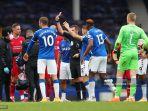wasit-michael-oliver-menunjukkan-kartu-merah-kepada-striker-everton-richarlison.jpg