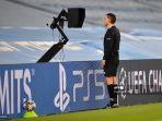 wasit-ovidiu-hategan-memeriksa-layar-var-sebelum-membatalkan-keputusan-penalti.jpg