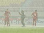 wasit-pertandingan-pss-sleman-vs-persija-jakarta-ruli-tengah-memberi-instruksi.jpg