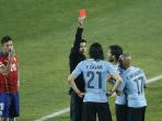 wasit-sandro-ricci-uruguay-striker-edinson-cavani_20150625_133333.jpg