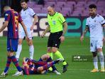 wasit-spanyol-mateu-lahoz-memeriksa-bek-barcelona-prancis-clement-lenglet.jpg