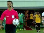 wasit-thoriq-alkatiri-saat-memimpin-laga-piala-afc-2019.jpg