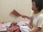 wasniah-mengipasi-anaknya-yang-menderita-gizi-buruk.jpg