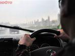waspadai-gejala-aquaplaning-saat-mengendarai-mobil-di-jalan-tol-mengatasi-mencegah.jpg