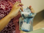 waspadai-uang-kertas-maupun-logam-banyak-kuman_20160212_150059.jpg