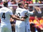 wayne-rooney-dan-memphis-depay_20150726_055249.jpg