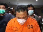 wh-pelaku-penganiayaan-anak-kandung-di-mapolres-tangsel-jalan-raya-promoter.jpg