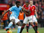 wilfred-bony-of-manchester-city-and-antonio-valencia-of-manchester-united_20151028_200636.jpg