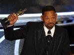 will-smith-menerima-penghargaan-untuk-best-actor-dalam-oscar-2022.jpg