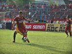 willem-jan-pluim-berusaha-lewati-pemain-sriwija-fc_20170522_141155.jpg