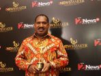 willem-wandik-raih-penghargaan-inews-maker-awards-2017_20170523_225231.jpg