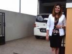 wina-lia-saat-berpose-di-depan-rumah-kediamannya_20150311_115805.jpg
