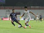 winger-arema-fc-ridwan-tawainella-memberikan-pengawalan-kepada-pemain-persikabo-1973.jpg