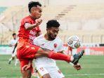 winger-bali-united-novri-setiawan-merebut-bola-dari-pemain-psm.jpg