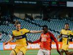 winger-bali-united-privat-mbarga-berebut-bola-dengan-pemain-central-coast.jpg