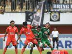 winger-borneo-fc-muhammad-sihran-membawa-bola-di-depan-rekannya.jpg