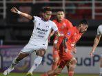 winger-borneo-fc-stefano-lilipaly-membawa-bola-untuk-melewati-hadangan.jpg