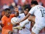 winger-borneo-fc-terrens-puhiri-berduel-dengan-bek-persik-kediri-hamra-hehanussa.jpg