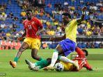 winger-brasil-vinicius-junior-tengah-berebut-bola-dengan-bek-guinea.jpg