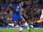 winger-chelsea-raheem-sterling-berlari-dengan-bola.jpg