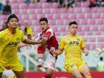 winger-persis-althaf-indie-menembak-bola-ke-gawang-tim-tamu-persik.jpg