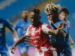 winger-persis-solo-moussa-sidibe-mendapat-pengawalan-ketat-dari-pemain.jpg