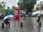 wisatawan-asal-bogor-yang-berliburi-di-kota-lama-meski-banjir-di-semarang.jpg