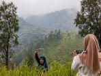 wisatawan-berfoto-di-bukit-mongkrang.jpg