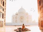 wisatawan-berfoto-di-depan-taj-mahal.jpg