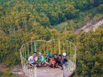 wisatawan-berfoto-di-jembatan-buntu-sengon.jpg