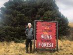 wisatawan-berpose-dengan-latar-belakang-hutan-nasional-adak.jpg