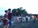 wisatawan-melakukan-foto-selfie-di-depan-pura-luhur-tanah-lot.jpg