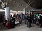 wisatawan-menumpuk-di-bandara-lombok_20180806_190456.jpg