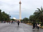 wisatawan-saat-memadati-kawasan-monas.jpg