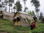 wisatawan-tengah-melintas-di-rumah-kurcaci_20171102_202359.jpg