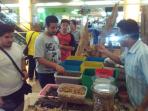 wisatawan-timur-tengah-bertransaksi-membeli-srbuk-gaharu-di-mal-mangga-dua-square_20160222_065619.jpg