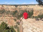 wisatawan-yang-berfoto-dengan-latar-grand-canyon-national-park.jpg
