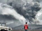 wisatawan-yang-berfoto-saat-terjadinya-erupsi-gunung-bromo.jpg