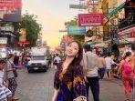 wisatawan-yang-berpose-dengan-latar-belakang-khao-san-road-thailand.jpg