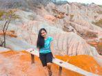 wisatawan-yang-mengabadikan-momen-berlatar-kelabba-maja.jpg