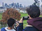 wisatawan-yang-sedang-memotret-greenwich-park.jpg
