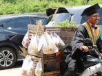 wisuda-bawa-dagangan-sayur.jpg