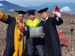 wisuda-di-puncak-gunung-sekolah-tinggi-ilmu-kesehatan-baiturrahim-stikba-jambi.jpg