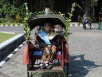 wisudawan-uns-naik-becak-lakukan-wisuda-drive-thru.jpg