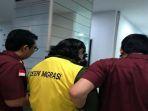 wna-jepang-buronan-atau-dpo-interpol-yasuke-yamazaki-digiring-petugas-imigrasi-batam.jpg