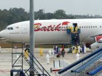 wni-dari-wuhan-tiba-di-batam_20200202_122342.jpg