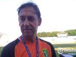 wolfgang-pikal-asisten-persebaya-saat-latian.jpg