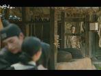 won-deuk-cemburu-pada-hong-shim-yang-dipeluk-pria-lain-100-days-my-prince-episode-6.jpg